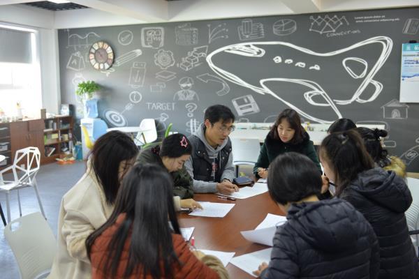 新课程改革教师认真教研