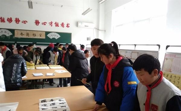 七十一中传墨香 书法小家展墨宝