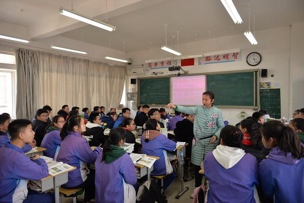 深入一线帮辅青年教师 化学课堂化解教学难题