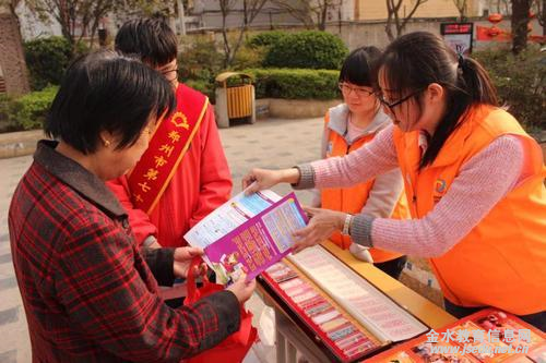 禁毒大篷车开进社区 志愿者教居民识毒品