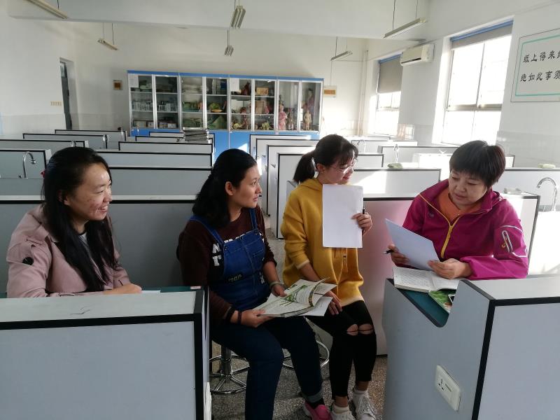 “共读智慧 乐享成长“读书交流会——生物组