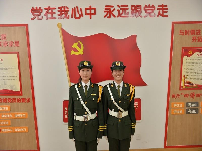 每周之星：国旗一队晋妍妍、常小溪同学