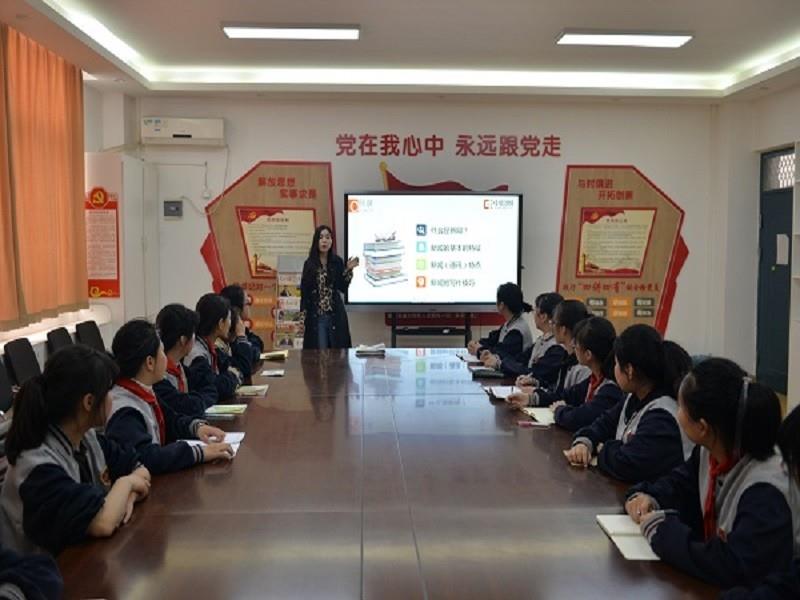 聆听报社讲座 学写校园新闻