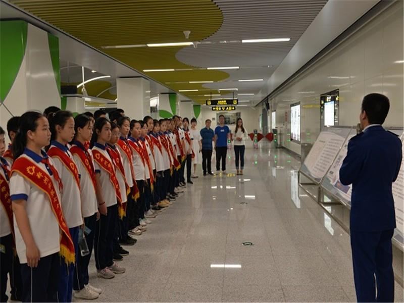 家乡面貌日新月异似锦 七一学子行动助力添花