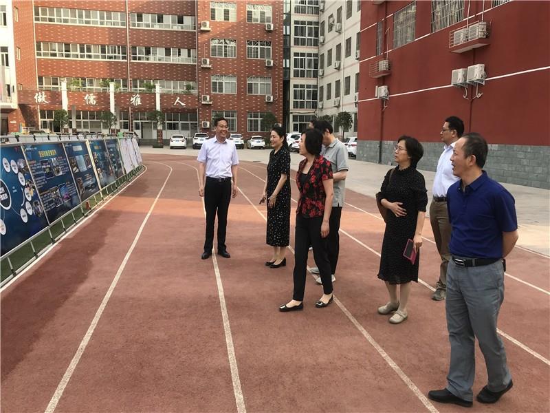 省教育厅教育信息化督导组对郑州市第七十一中学进行验收考察
