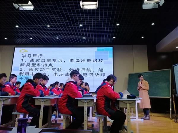 千锤百炼齐畅想，师生砥砺展新风