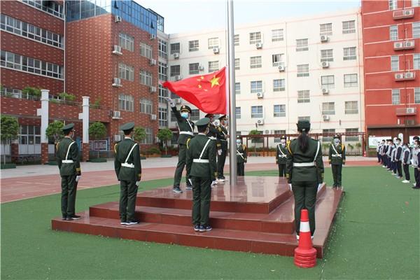 【71时讯】举行复学后第一次升旗仪式