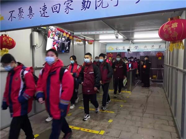 【71时讯】开展清洁校园活动 喜迎学子回归