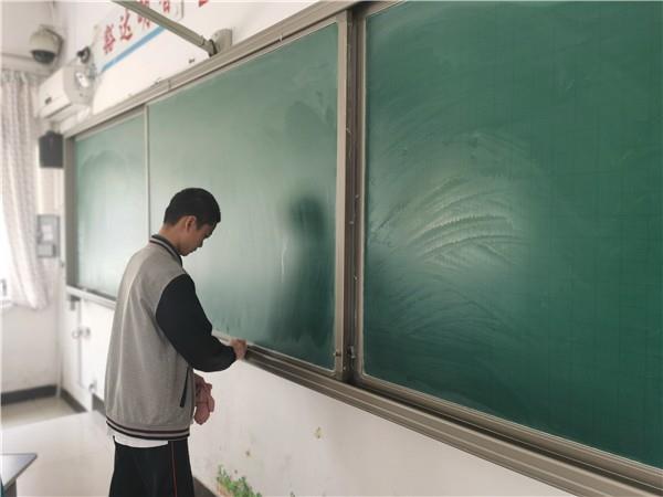 【71时讯】清洁校园  绿化校园