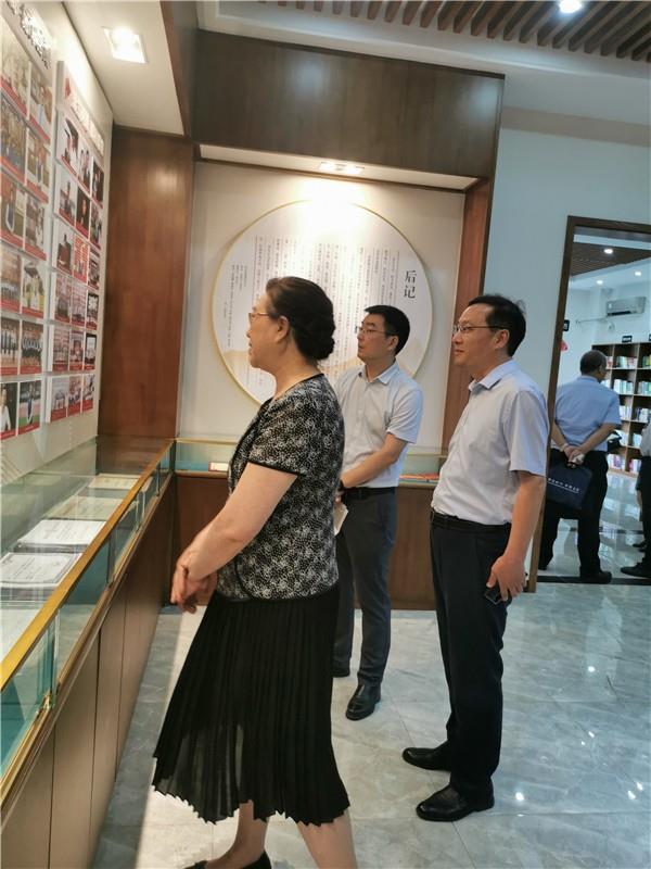 【71时讯】郑州市教育局副处级专职督学王海花一行到郑州71中调研指导工作