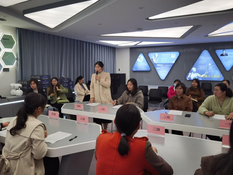 【教师发展】群贤争锋精彩辩，聚焦素养促提升