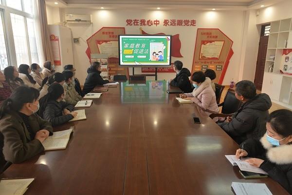 【71时讯】郑州市第七十一学党总支开展学习宣传《中华人民共和国家庭教育促进法》主题党日活动