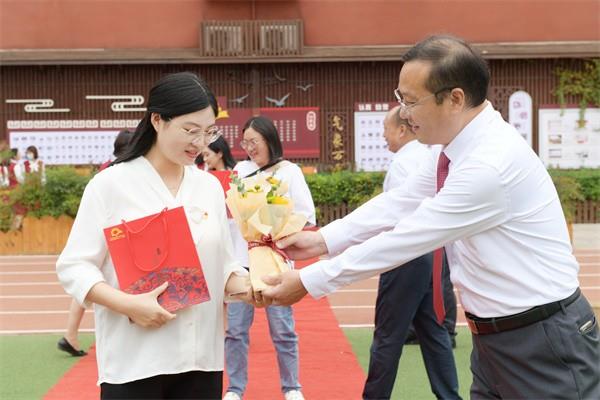 【71时讯】迎接党的二十大 培根铸魂育新人