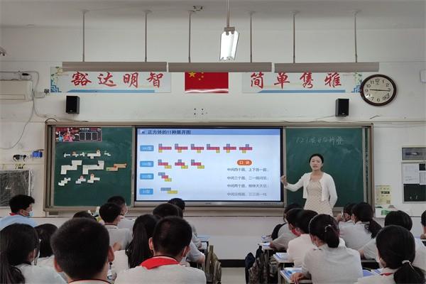 【71时讯】展新秀风采 促教师发展