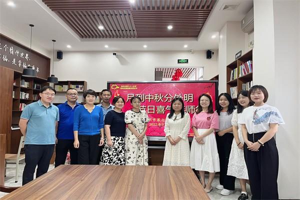 【71时讯】月到中秋分外明 节日喜气伴师行