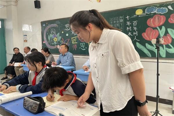 【教师发展】芳华初绽放 磨砺促成长