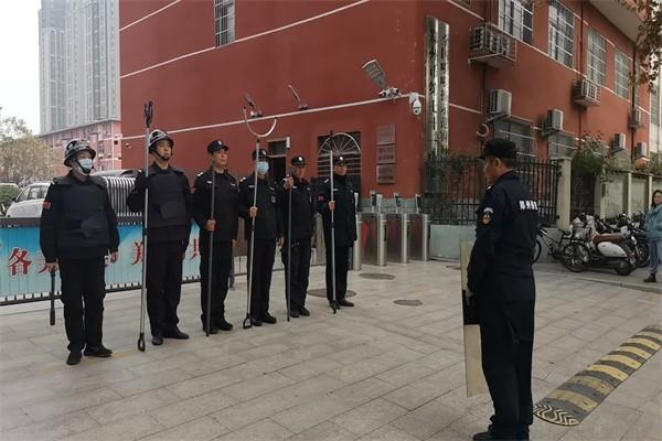 【71时讯】反恐培训保安演练 筑牢校园安全防线