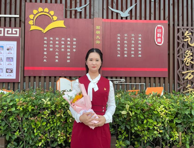 【教师风采】张彦娇老师国旗下演讲《以记录之笔，书陪伴美好，赴成长之约》
